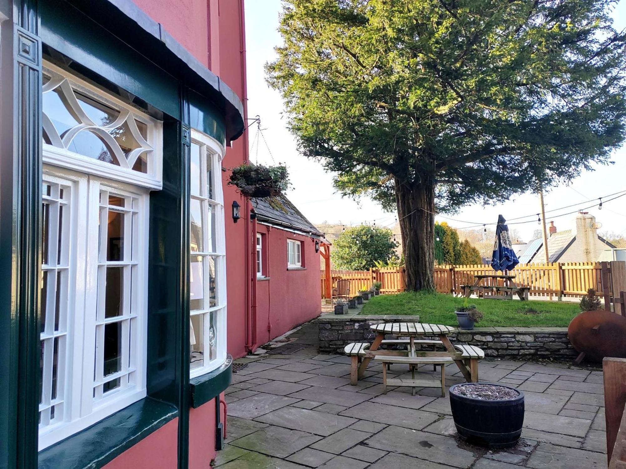 The Castle Coaching Inn Trecastle Exterior foto